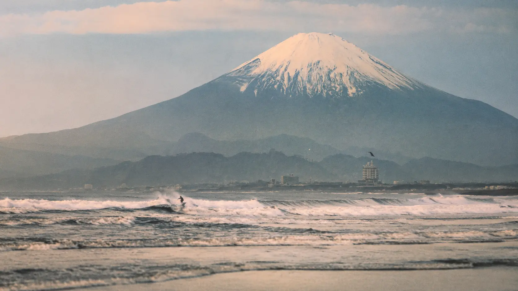 富士山下的海岸衝浪