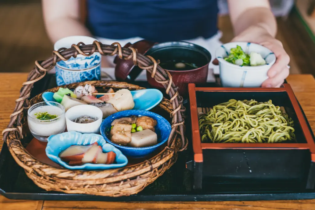 當地的茶蕎麥麵料理